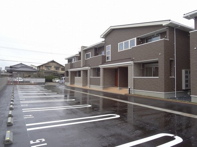 駐車場　駐車場があるので、車を買う予定の方も安心です