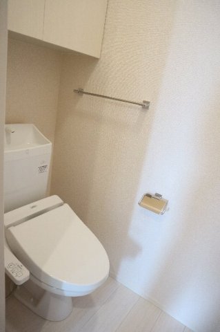 トイレ　落ち着いた色調のトイレです
