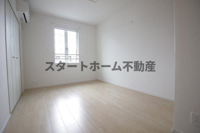 その他部屋・スペース　開放的な寝室です