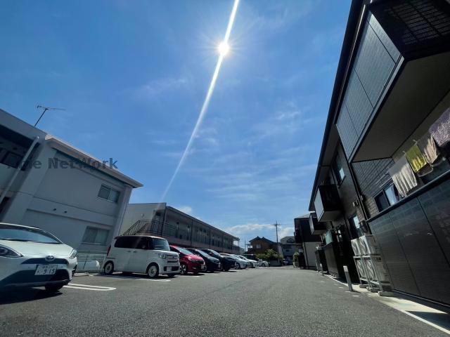 建物外観　駐車場