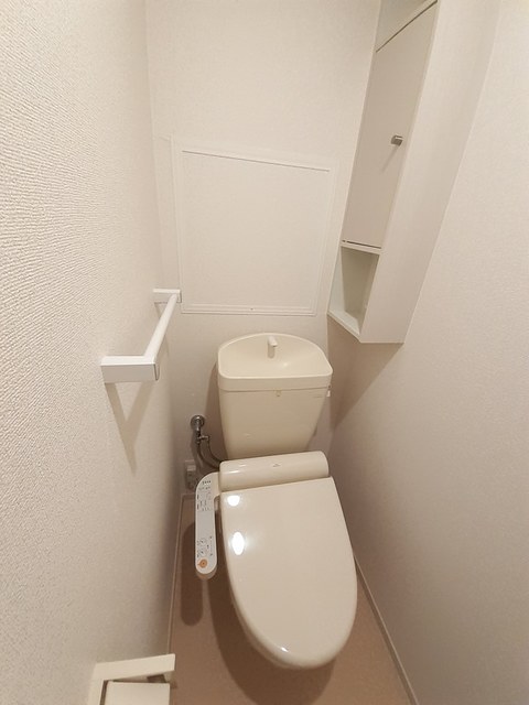 トイレ　嬉しい温水洗浄便座付きです♪