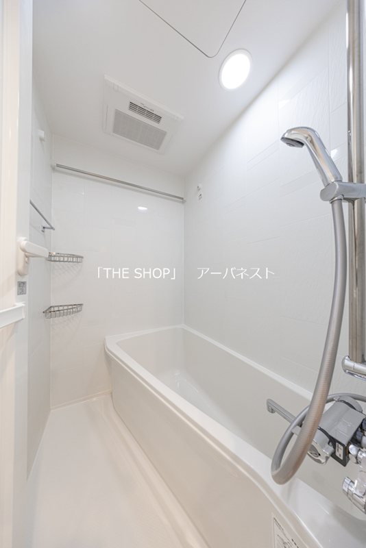 バス・シャワールーム　足が延ばせるバスタブ！