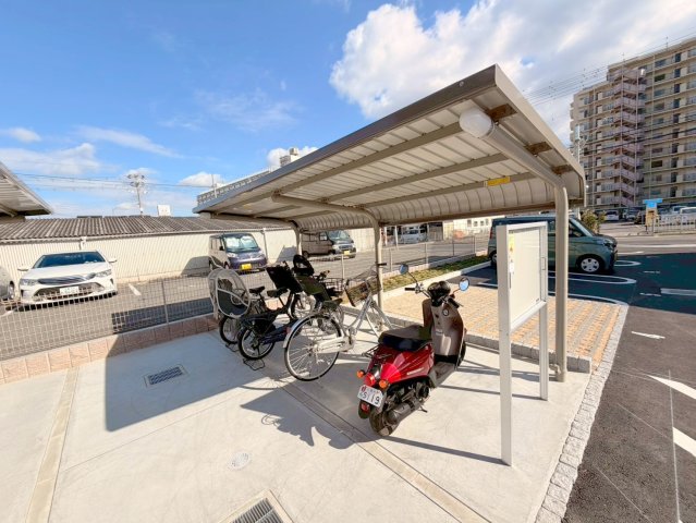 駐車場　敷地内には入居者専用の駐輪スペースもあります。