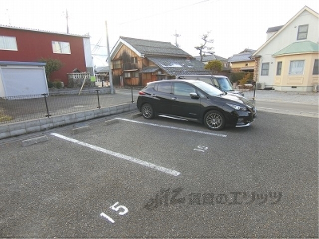 【東近江市東中野町のアパートの駐車場】