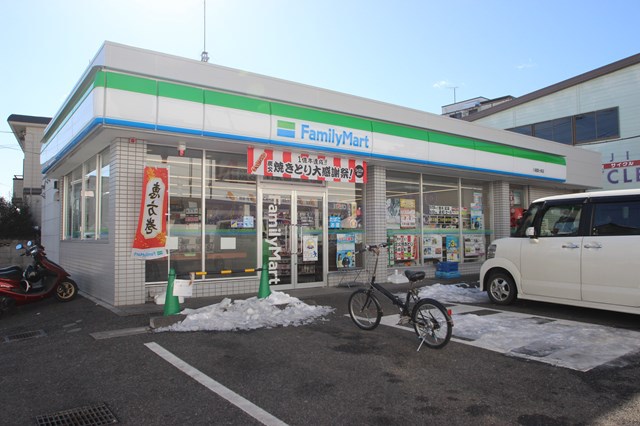 コンビニ　ファミリーマート（コンビニ）まで683m