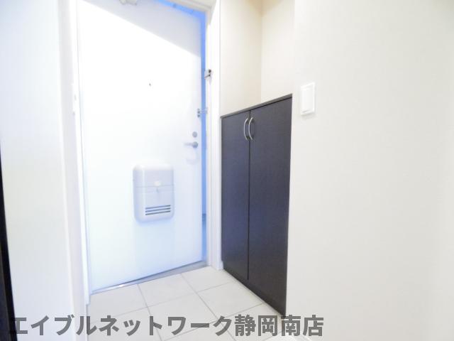 玄関　収納もある玄関です