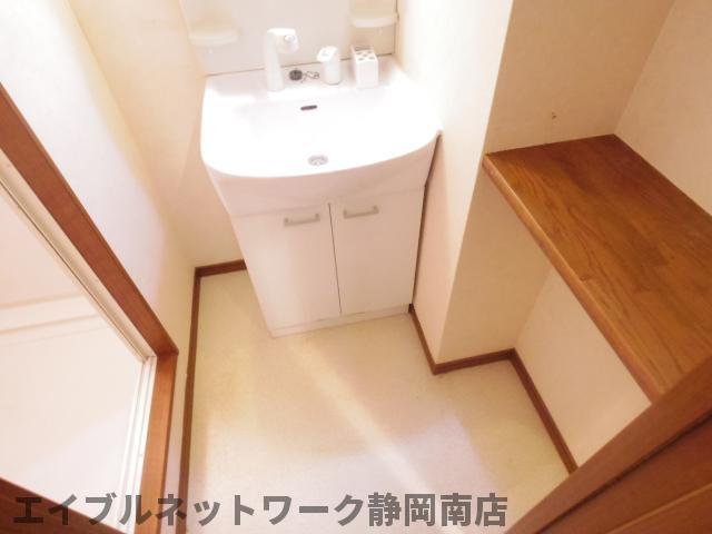 洗面設備　スペースが確保できる洗面所です