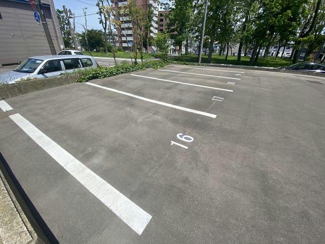 【函館市豊川町のマンションの駐車場】