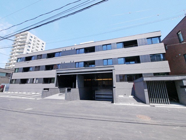 札幌市中央区南二条西のマンションの建物外観