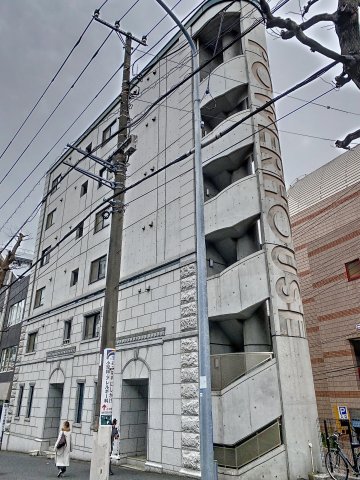 横浜市神奈川区沢渡のマンションの建物外観