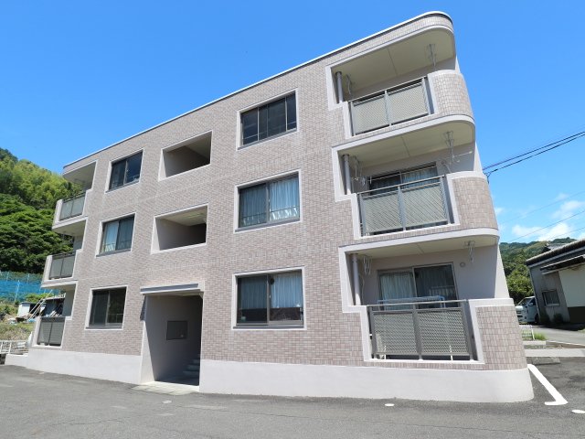 静岡市清水区山原のマンションの建物外観