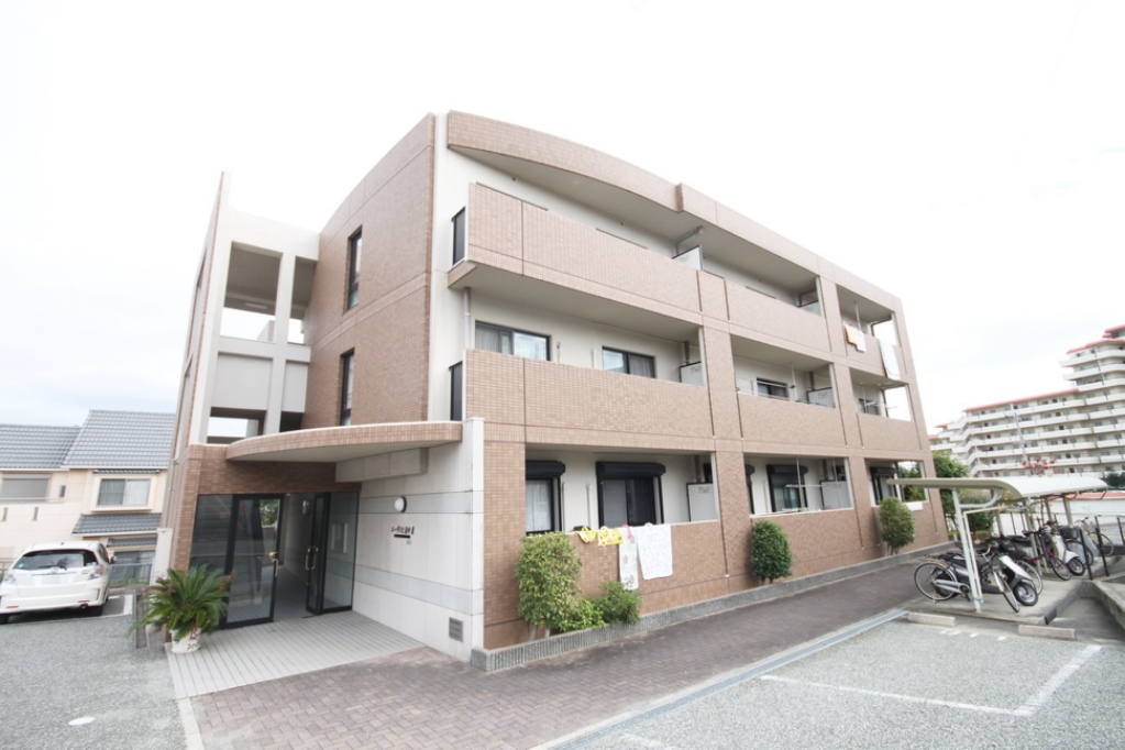 宝塚市南ひばりガ丘のマンションの建物外観