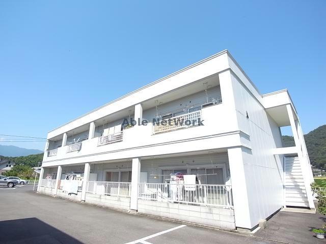 揖斐郡揖斐川町三輪のアパートの建物外観