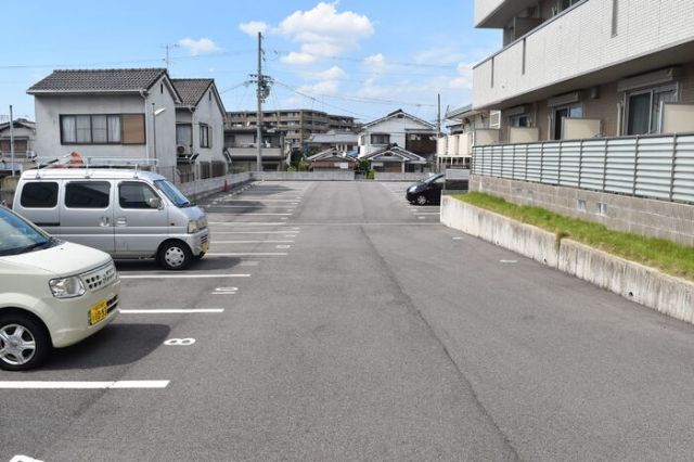 【宇治市小倉町のアパートの駐車場】