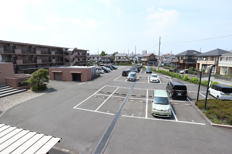 【越谷市千間台東のマンションの駐車場】