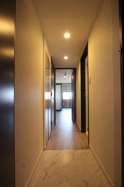 玄関　同物件施工業者別物件の写真