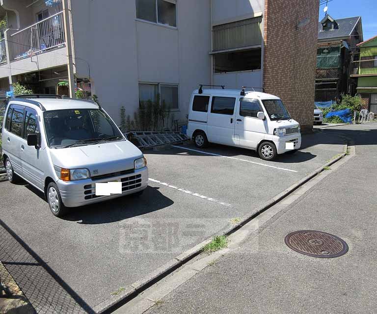 【京都市伏見区日野馬場出町のマンションの駐車場】