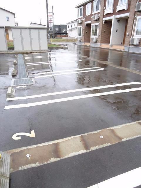 【長岡市下々条町のアパートの駐車場】