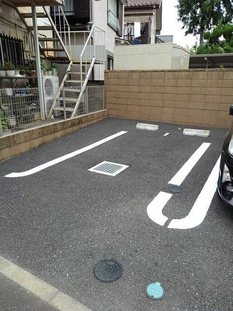 【川越市的場北のアパートの駐車場】