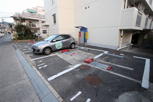 【広島市東区牛田中のマンションの駐車場】