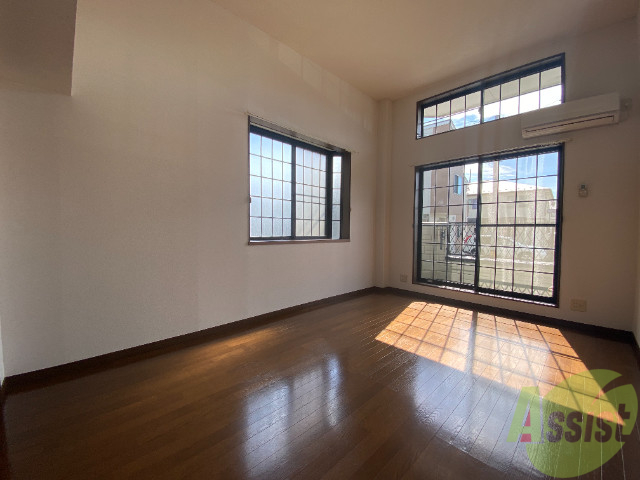 居室・リビング　南向きの部屋なので陽当たりがよく明るい印象ですね。