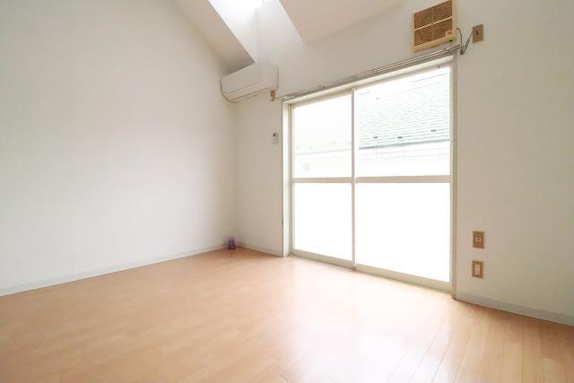 居室・リビング　洋室（写真は203号室）