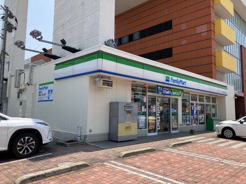 コンビニ　ファミリーマート（コンビニ）まで554m