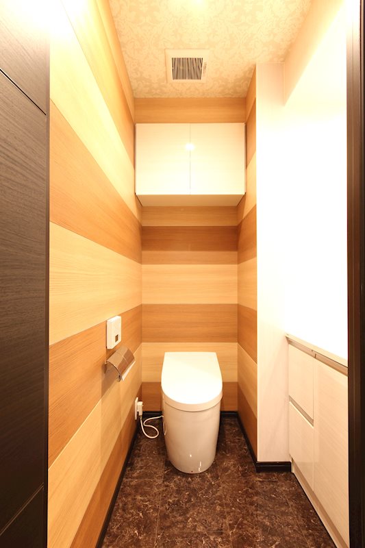 トイレ　タンクレス&温水洗浄便座が装備