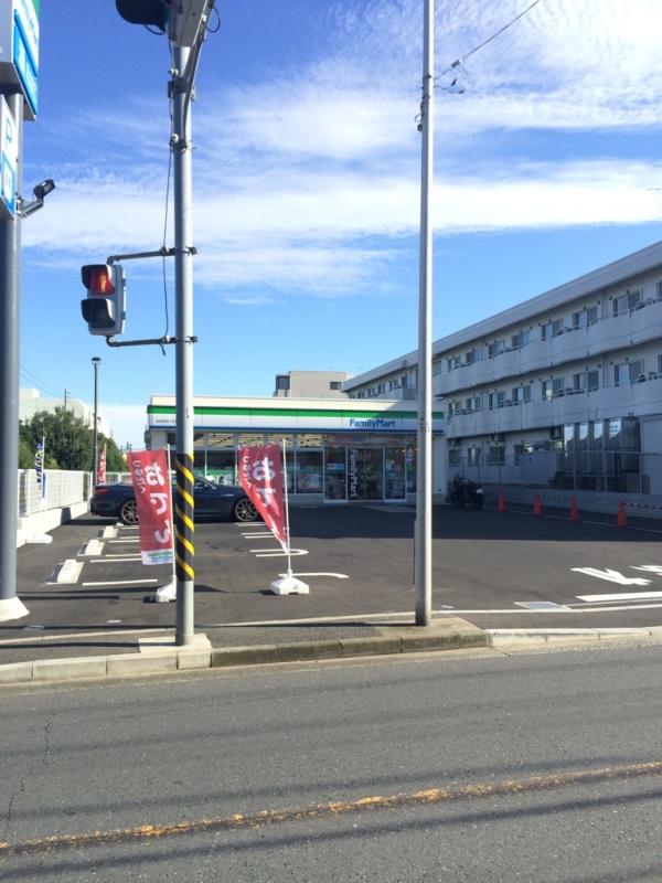 コンビニ　ファミリーマート荏田西四丁目店（コンビニ）まで300m