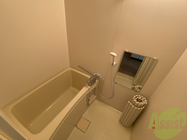 バス・シャワールーム　白くきれいな浴室です、シンプルで使い易い作りになっています