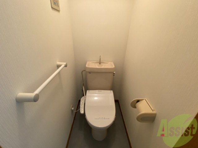 トイレ　温水洗浄機能付きのトイレです。きれいで落ち着ける空間。