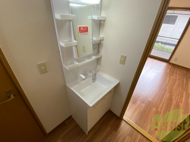 洗面設備　シャワー付きの洗面台は、きれいで広くて使いやすそう。