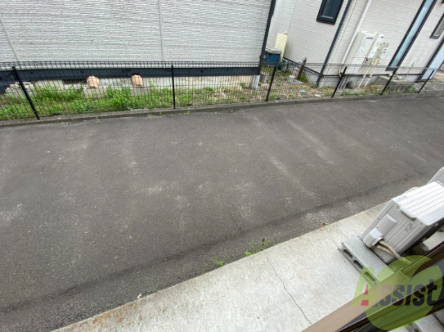 バルコニー　リビングからつながるバルコニーは陽の光がよく当たる快適空間