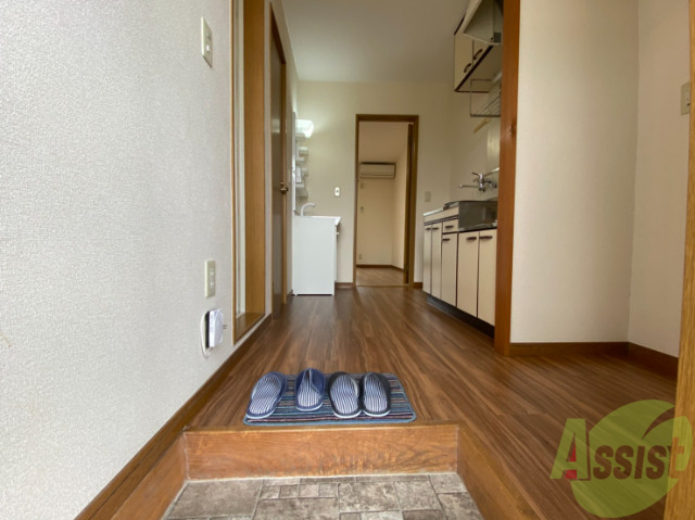 玄関　玄関からの様子です。狭すぎず、使いやすそうなキッチンです。