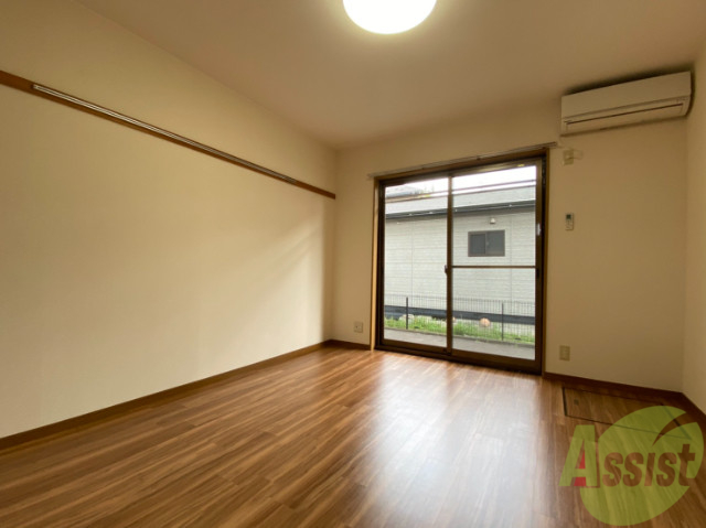 居室・リビング　７帖のリビングです。陽の光が気持ちよく差し込んできそう