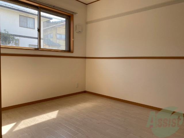 その他部屋・スペース　ベッド置いても、十分な広さがございますね。