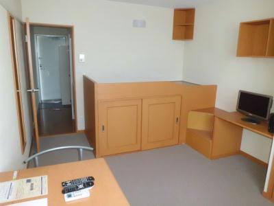 居室・リビング　高い位置で寝られます。