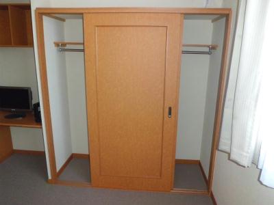 収納　コートも掛けられるクローゼット。