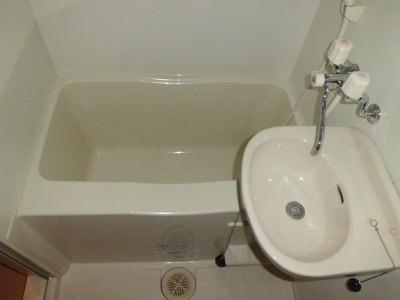 バス・シャワールーム　洗面台付バスルーム。