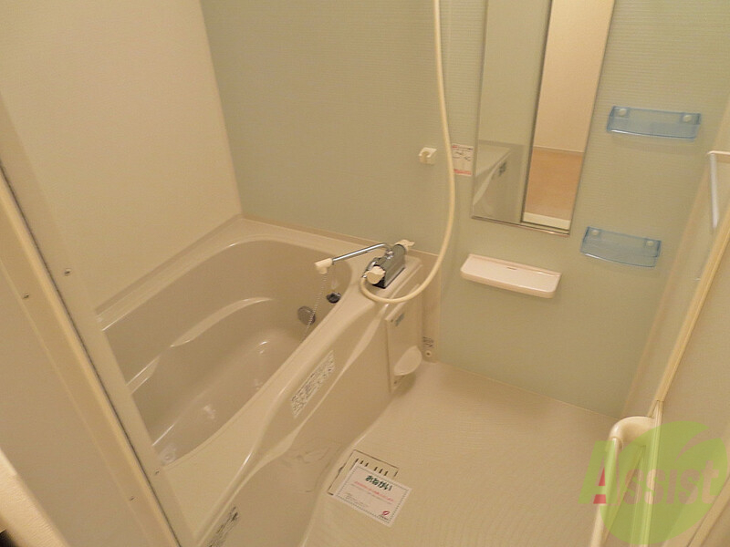 バス・シャワールーム　清潔感のあるお風呂です。鏡と物置がついてますね。。