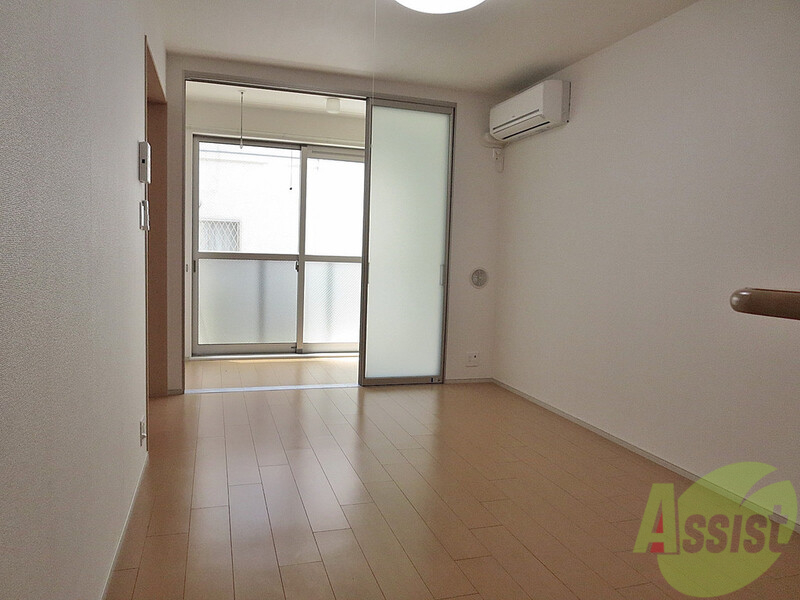 居室・リビング　奥行きのあるリビングダイニングです。エアコンついてます。