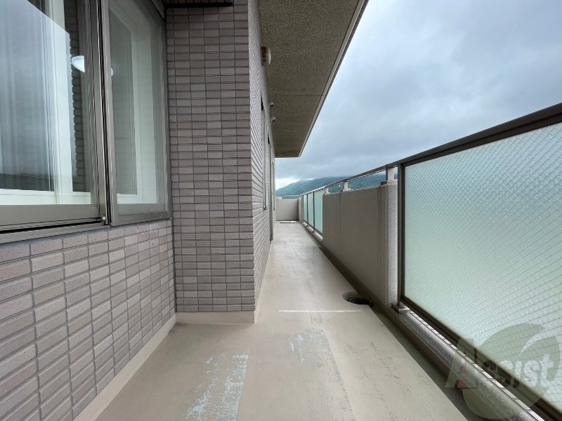 バルコニー　バルコニーは幅があり、広い印象を受けました。