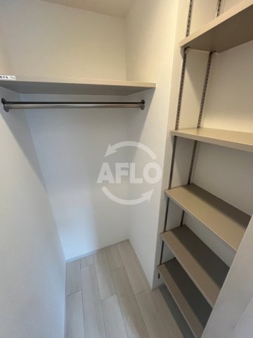 収納　コンフォリア・リヴ北浜淡路町　ウォークインクローゼット