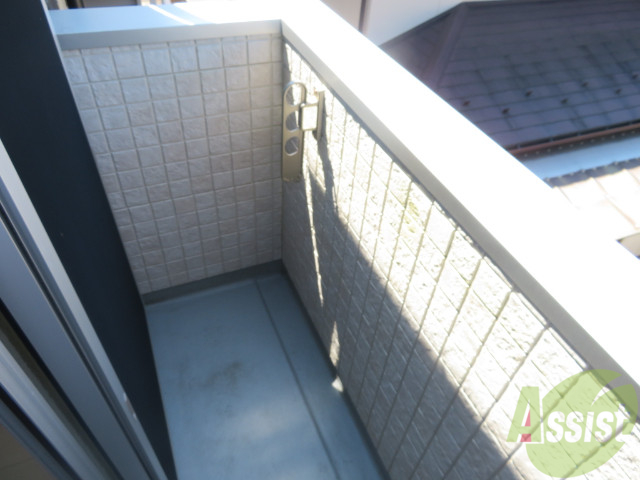 バルコニー　幅はあまり広くはありませんが、しっかり洗濯物も干せますよ。