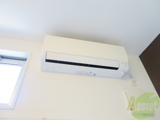 その他設備　エアコンは天井近くに設置されており、ロフトにも風が来ますよ。