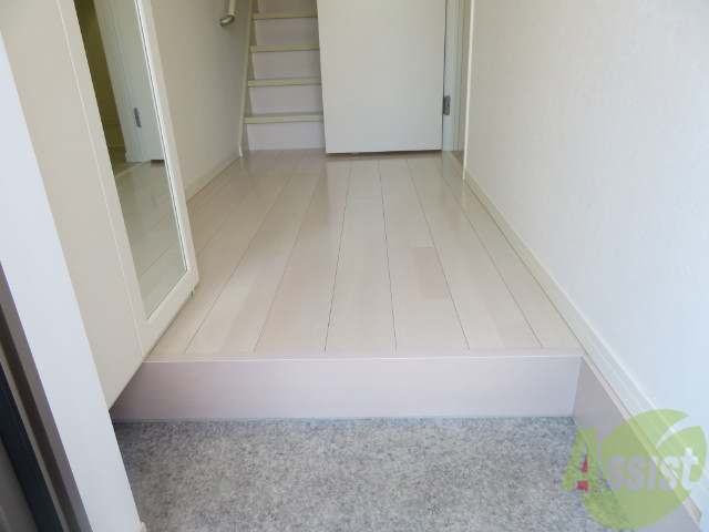 玄関　玄関スペースも広く、階段には手摺が付いているので安心ですね。