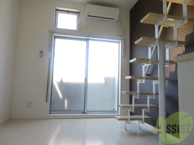 居室・リビング　広めで開放感のあるリビングです。とても明るい印象です。