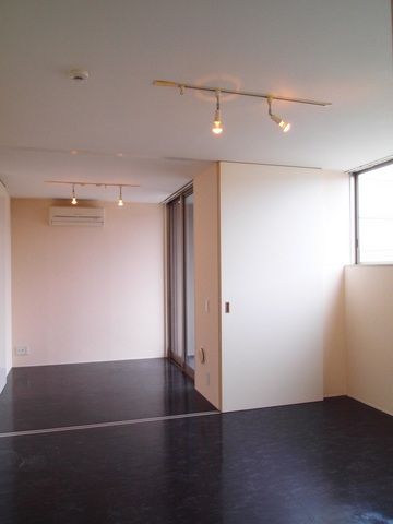 居室・リビング　明るく広い居室