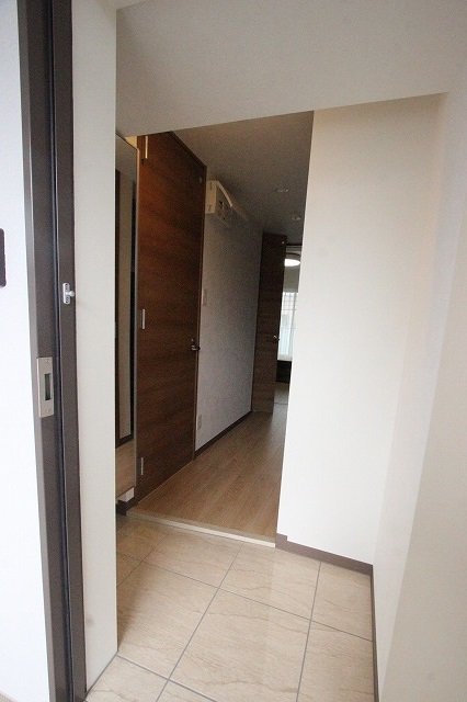 玄関　写真の家具・家電はイメージです。　同物件、別号室のものです。