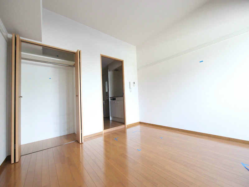 居室・リビング　洋室7.7帖　エアコン付　収納充実　バルコニー